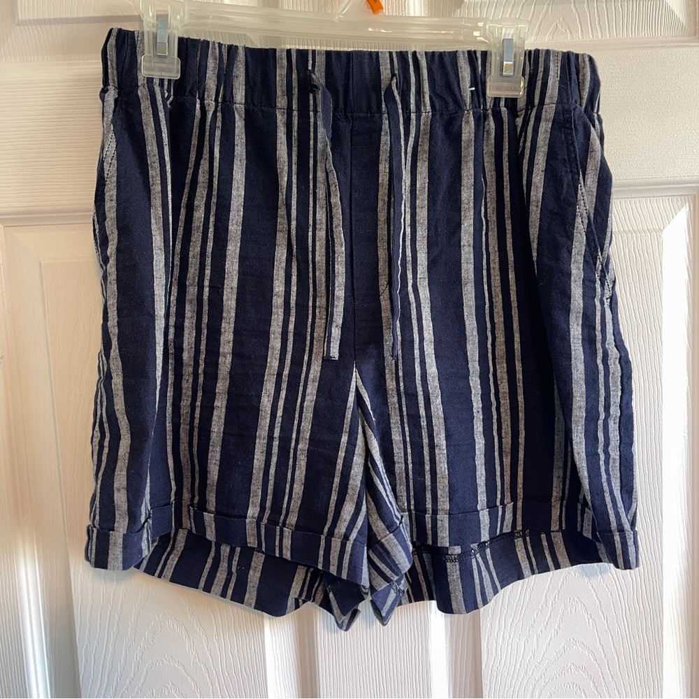 Uniqlo Striped Navy and White Women's Shorts 🩳 Size Medium